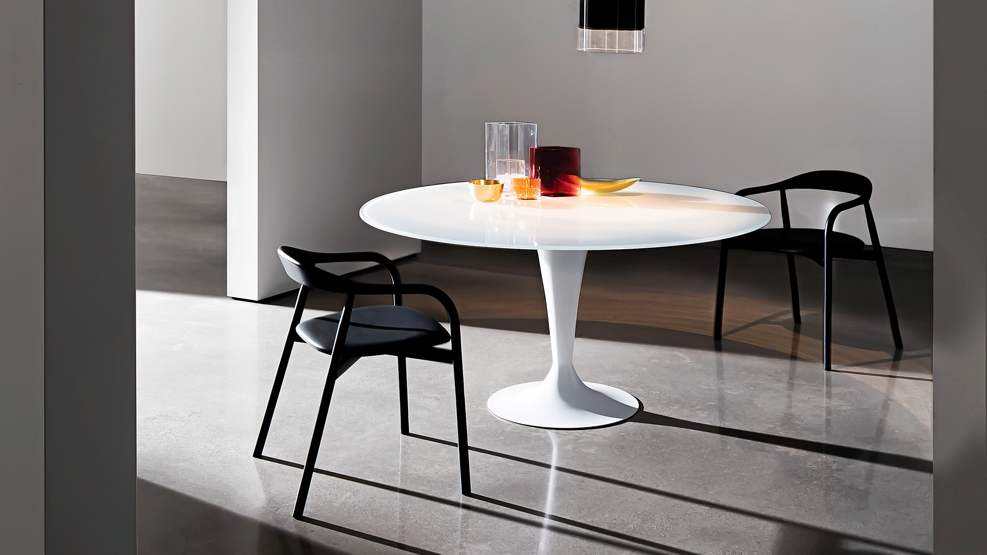 Tavolo rotondo con base in alluminio colore bianco e piano in vetro bianco latte