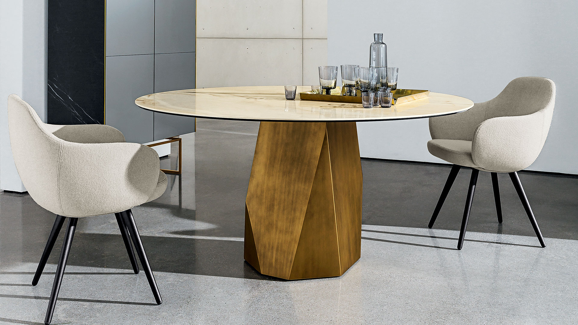 Tavolo moderno rotondo con base in metallo brunito e piano in ceramica onice oro