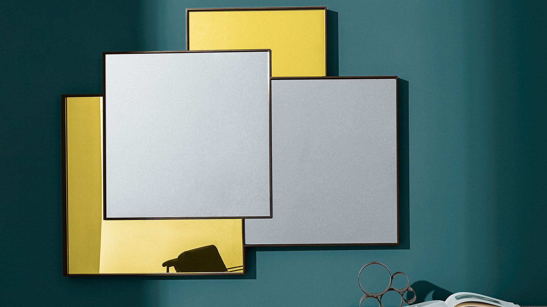 Due specchi quadrati in vetro fumè e due specchi in vetro oro e cornice in metallo brunito