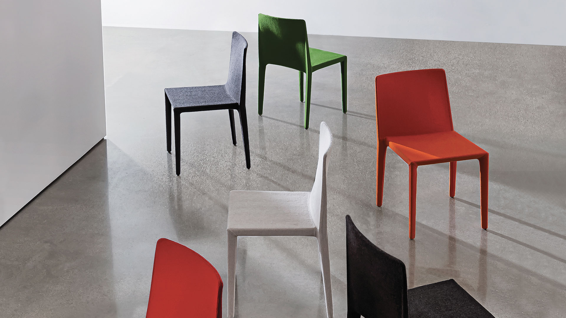 Quattro sedie senza braccioli con struttura in poliuretano rivestita in tessuto colore scuro, verde, rosso e bianco