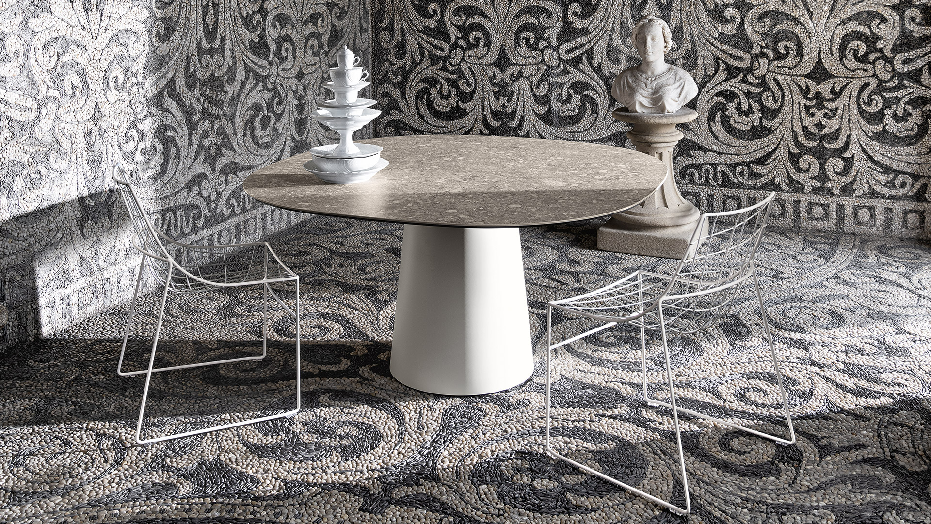 Tavolo da esterno rettangolare con gambe color caffè e piano in ceramica corten e sedie