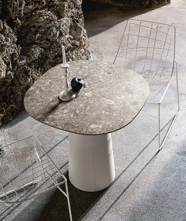 The Totem coffee table with white base and top in Ceppo di Gré. Keyah seats in embossed white.
