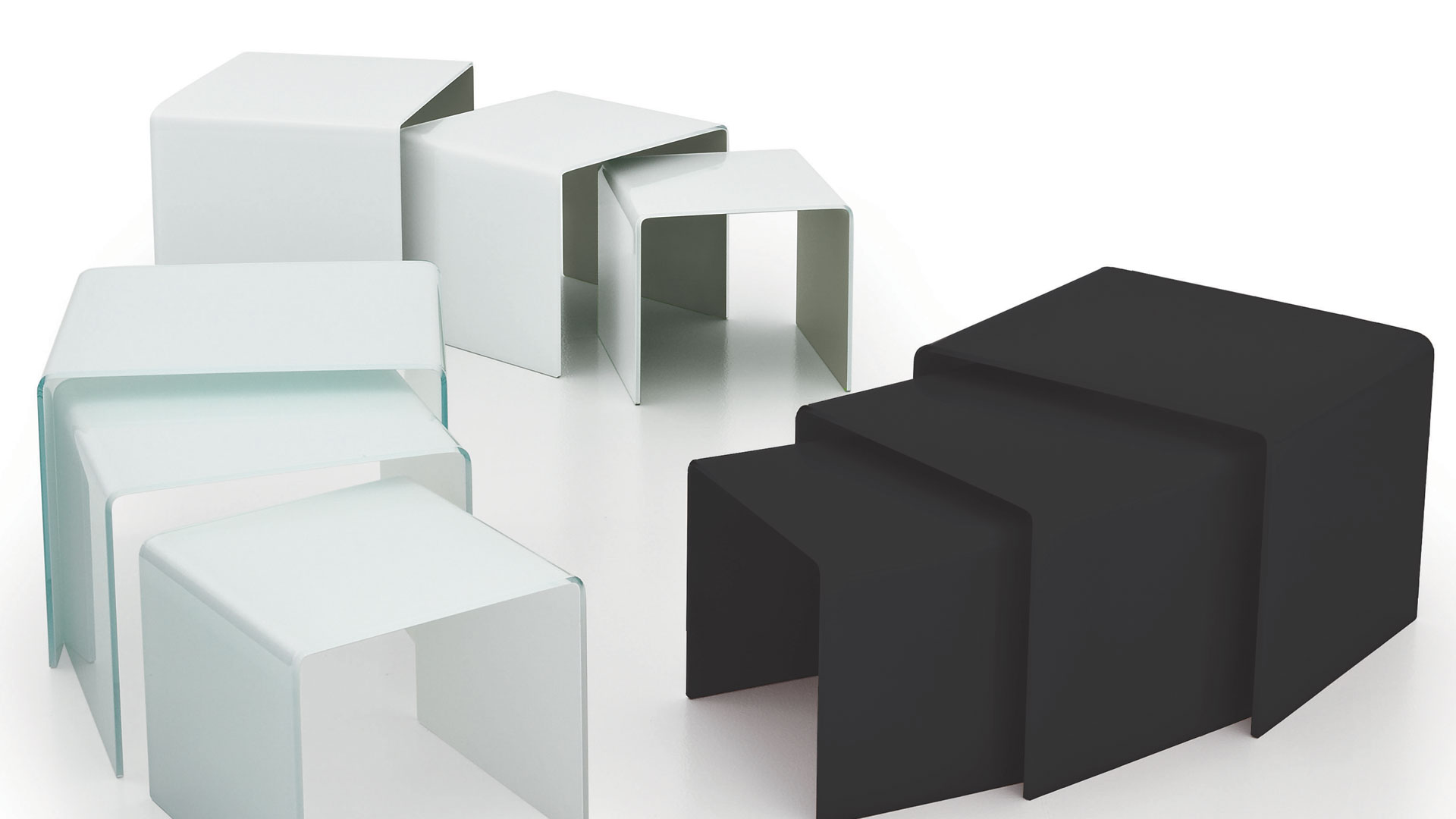 Tavolini in diverse dimensioni dalla forma quadrata in vetro curvo in vetro extrachiaro, laccato bianco e nero 