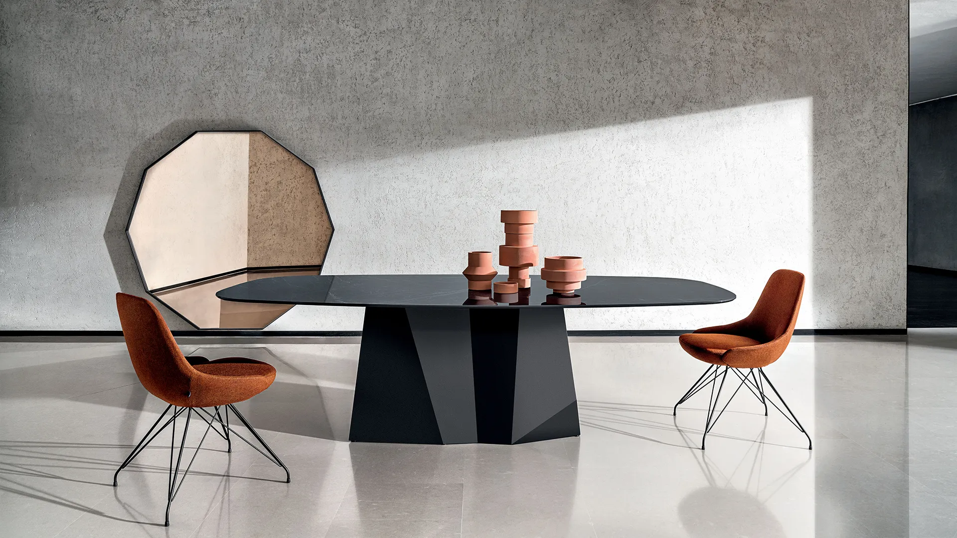 Tavolo di design dalla forma sagomata rettangolare con base in metallo verniciato e piano in ceramica di colore nero