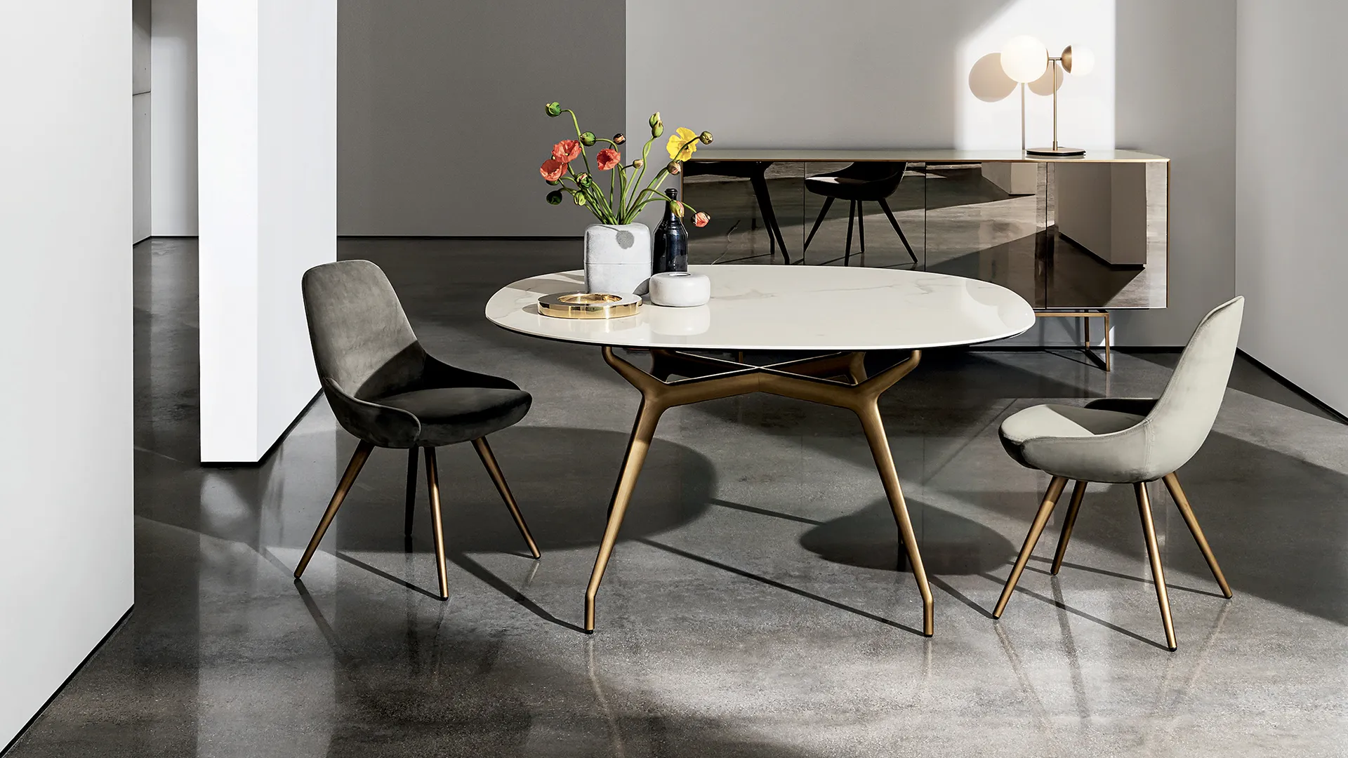 Tavolo di design dalla forma sagomata quadrata con gambe e struttura in alluminio di colore oro e piano in ceramica calacatta