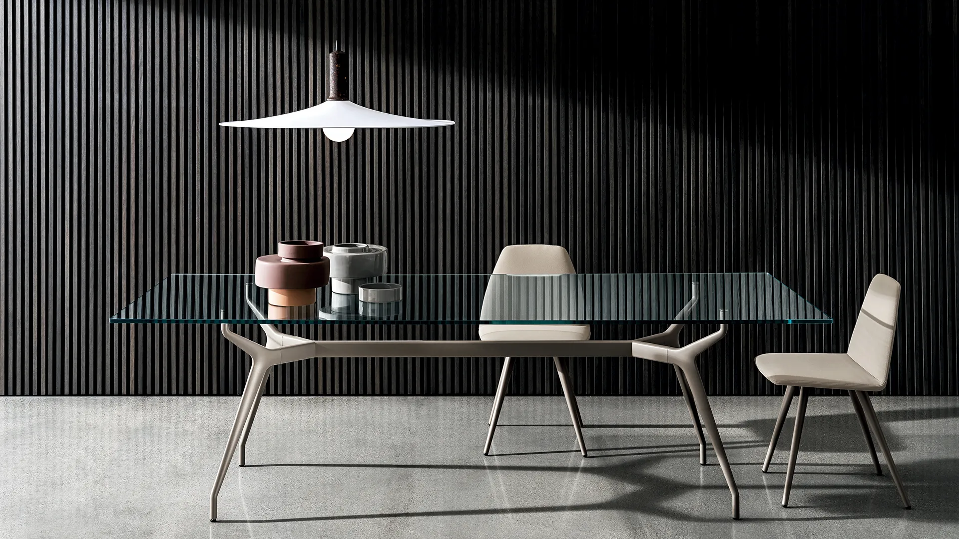 Tavolo di design dalla forma rettangolare con gambe e struttura in alluminio di colore caffè goffrato e piano in vetro