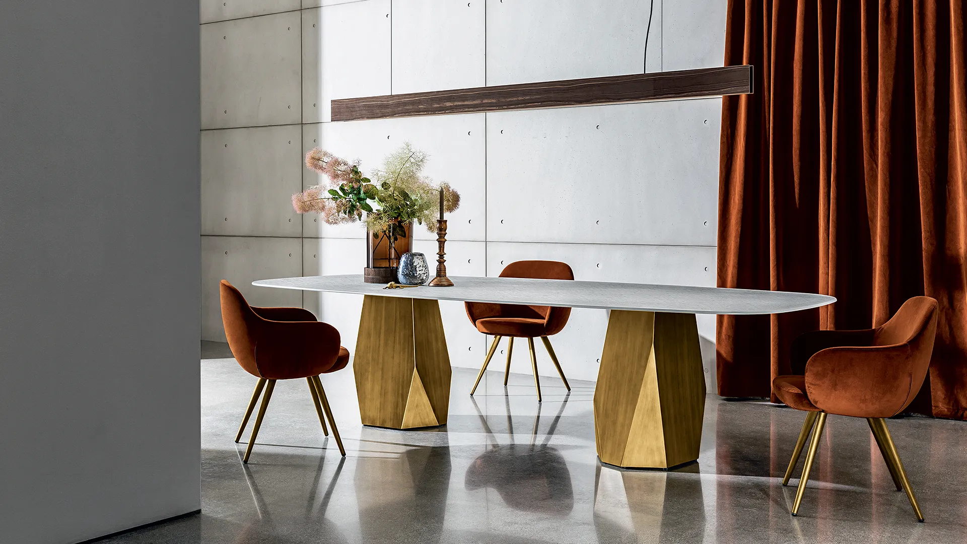 Tavolo moderno sagomato rettangolare con due basi in metallo brunito e piano in vetro color cemento
