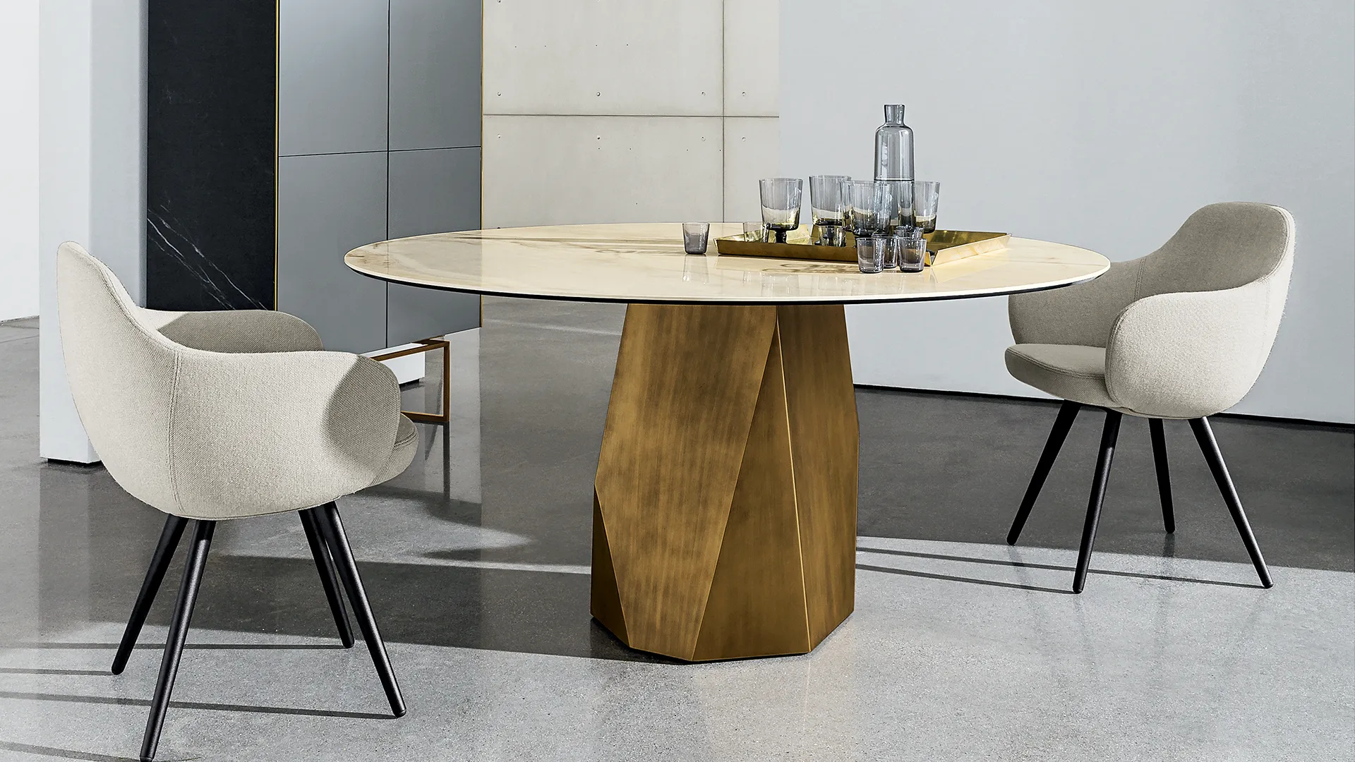 Tavolo moderno rotondo con base in metallo brunito e piano in vetro