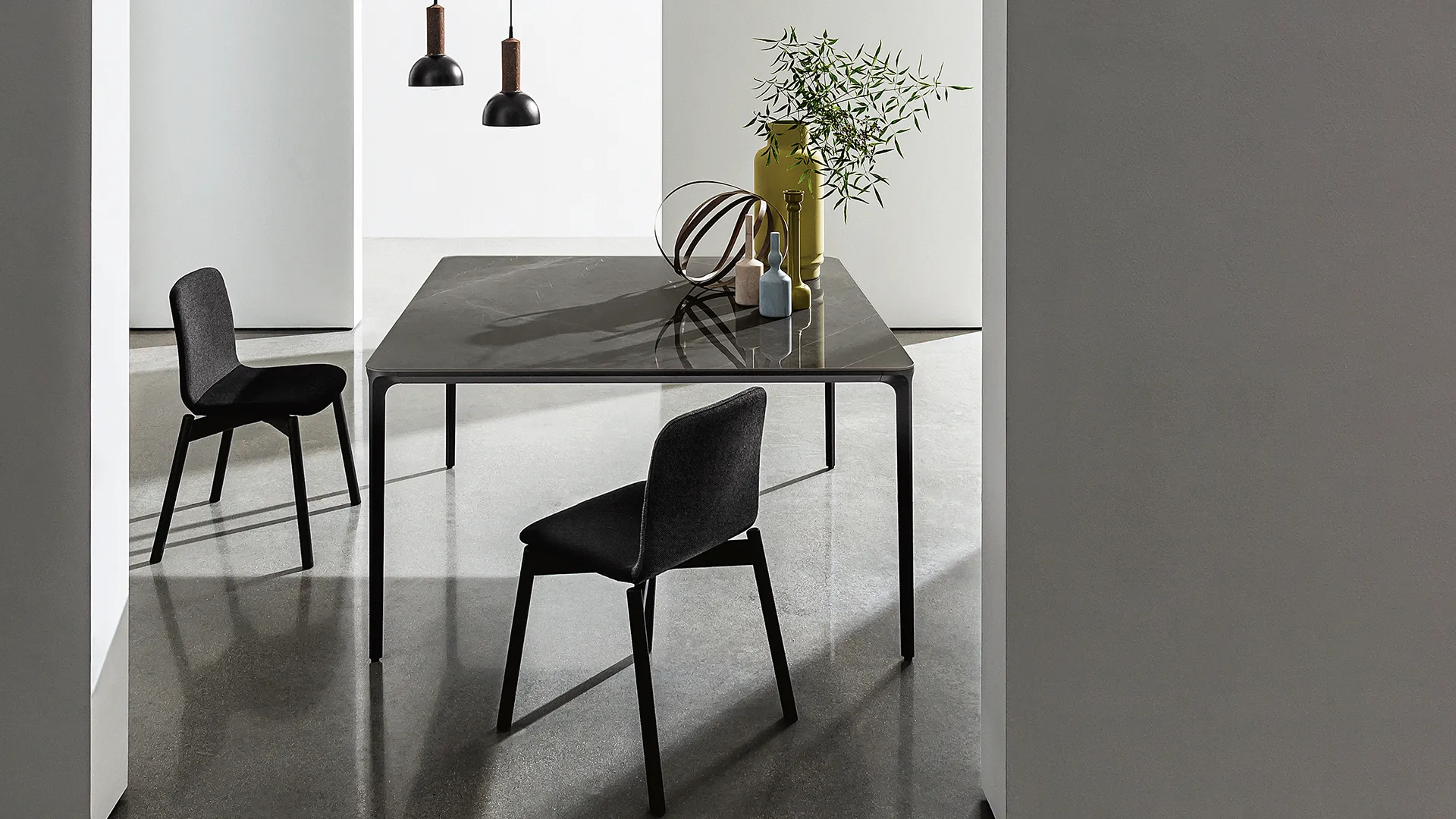 Tavolo quadrato con gambe in alluminio di colore nero e piano in ceramica stone grey