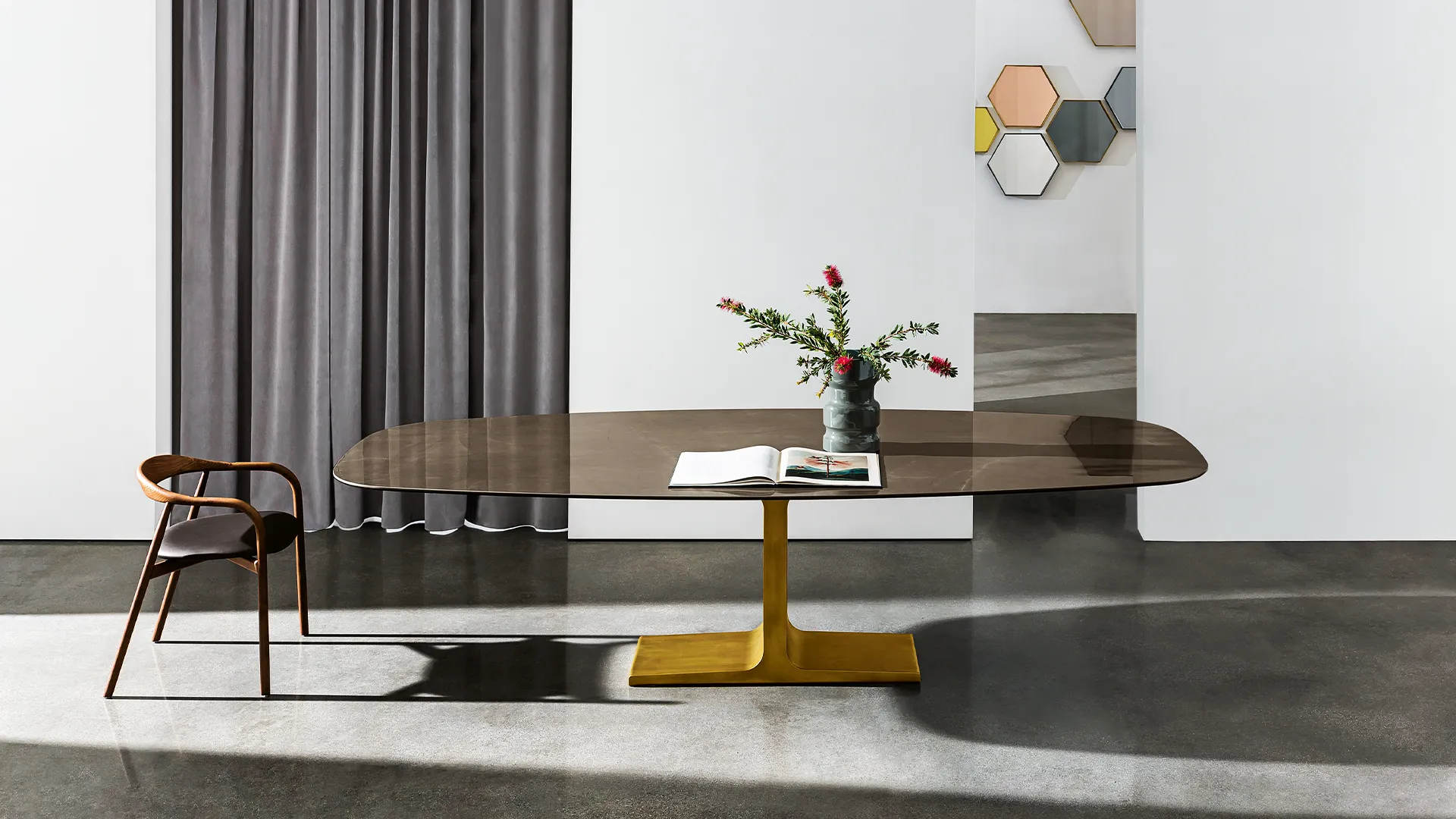 Tavolo di design sagomato rettangolare con base color metallo brunito e piano in ceramica gaudi stone