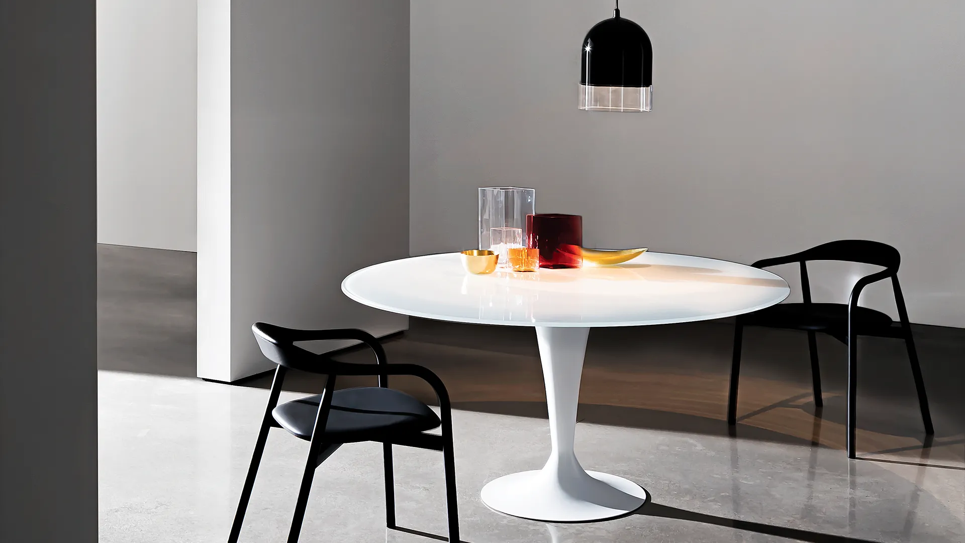 Tavolo rotondo con base in alluminio colore cromo lucido e piano in ceramica colore grigio