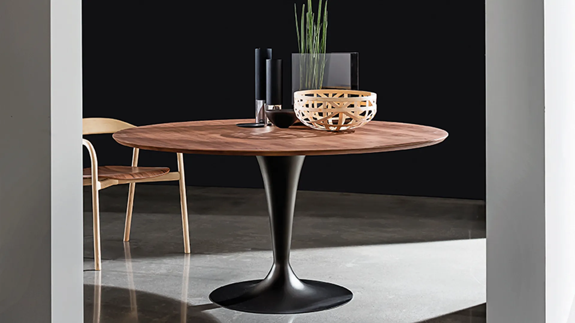 Tavolo rotondo con base in alluminio colore nero e piano in legno noce canaletto