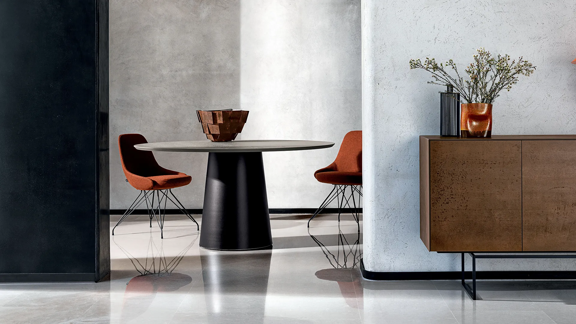 Tavolo rotondo moderno con base in metallo colore caffè e piano in legno rovere tinto wengè