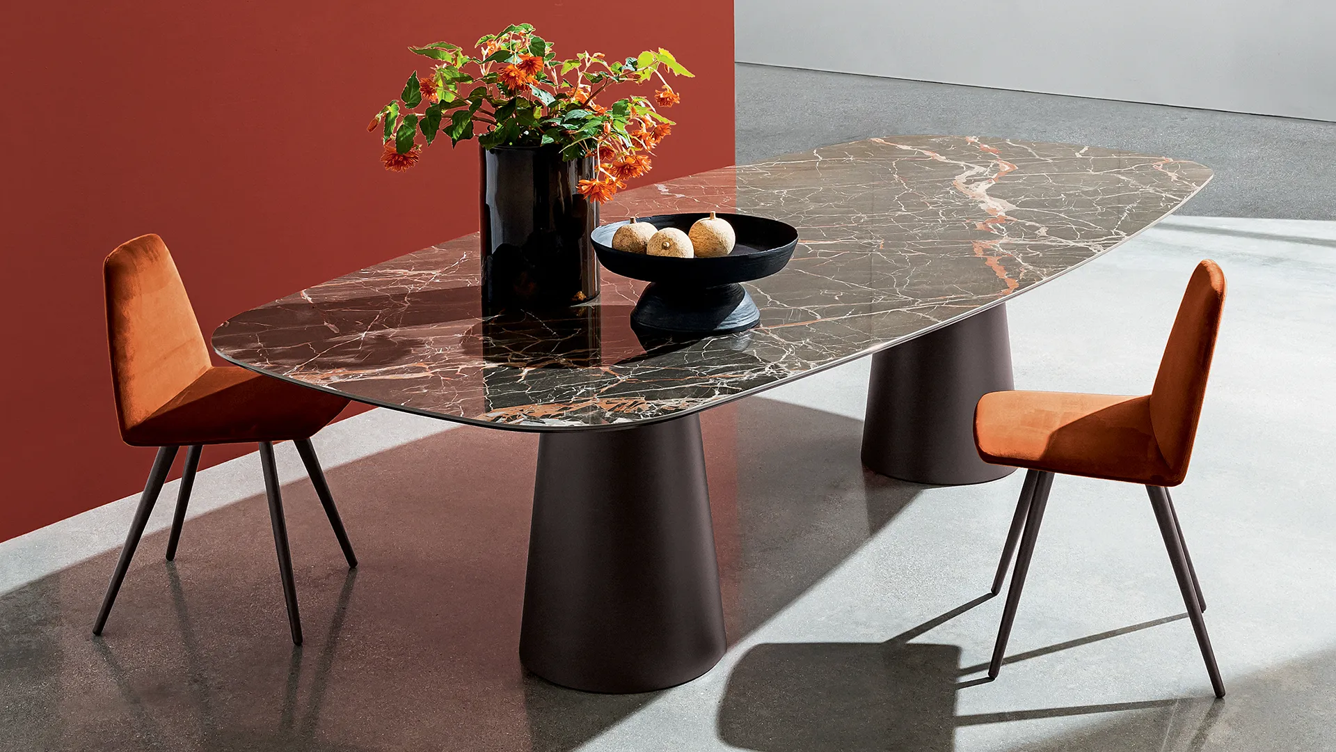 Tavolo rettangolare sagomato con due basi in metallo colore caffè e piano in ceramica portoro