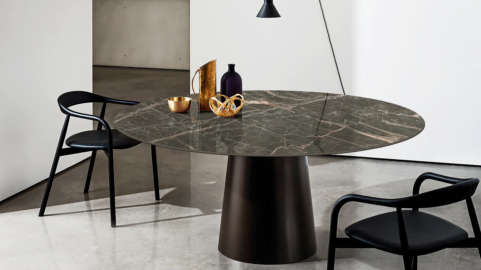 Tavolo rotondo design con base in metallo colore caffè e piano in ceramica portoro