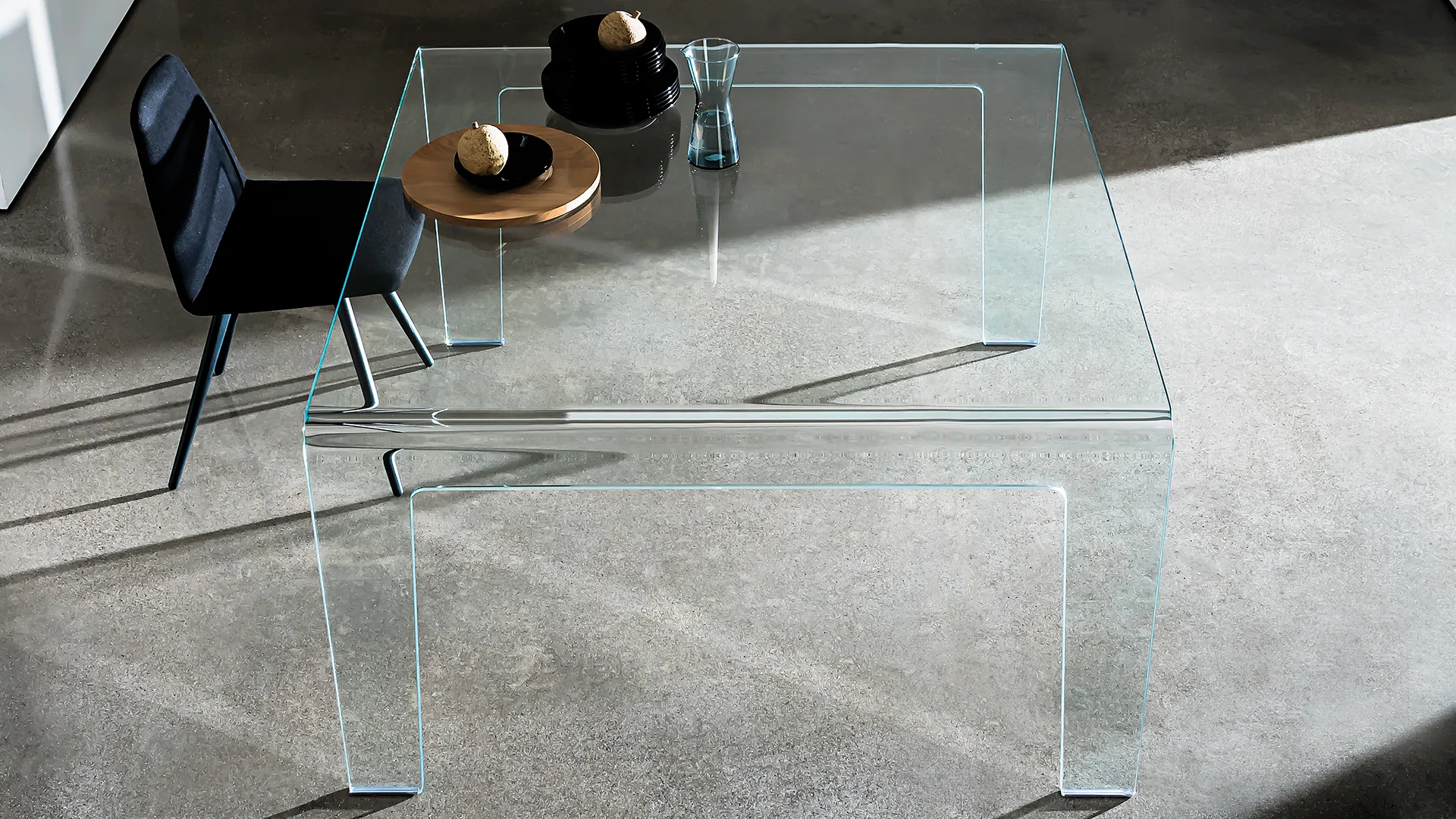 Tavolo in vetro curvo trasparente dalla forma quadrata