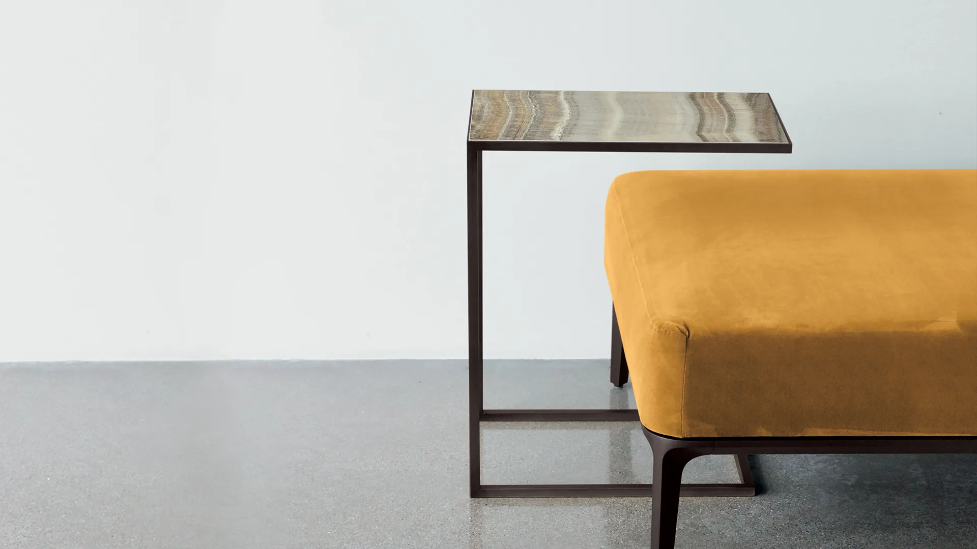 Tavolino da divano con struttura in metallo brunito e piano in ceramica onice oro