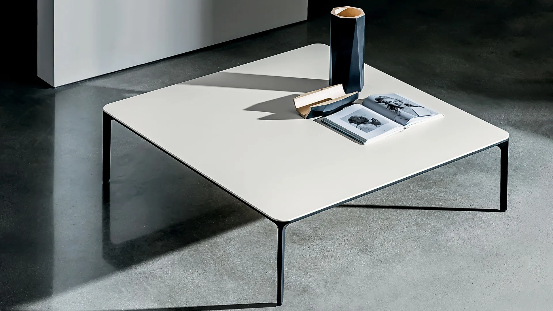 Tavolino quadrato con gambe in alluminio colore nero e piano in ceramica colore titanio