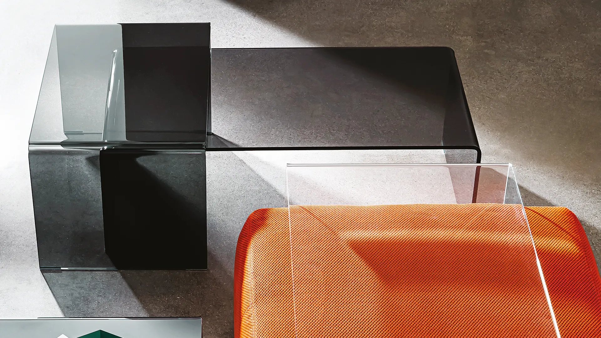 Tre tavolini in vetro curvo trasparente extrachiaro, fumè e nero 