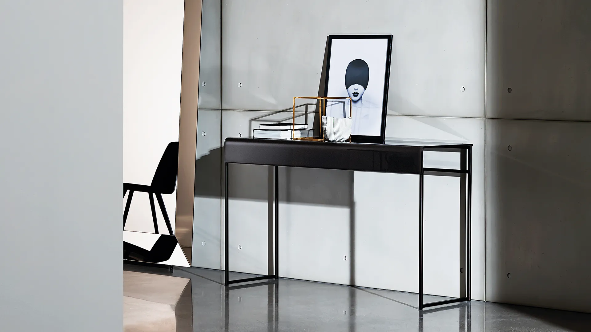 Tavolo consolle con struttura in metallo laccato nero e piano in vetro curvato laccato nero