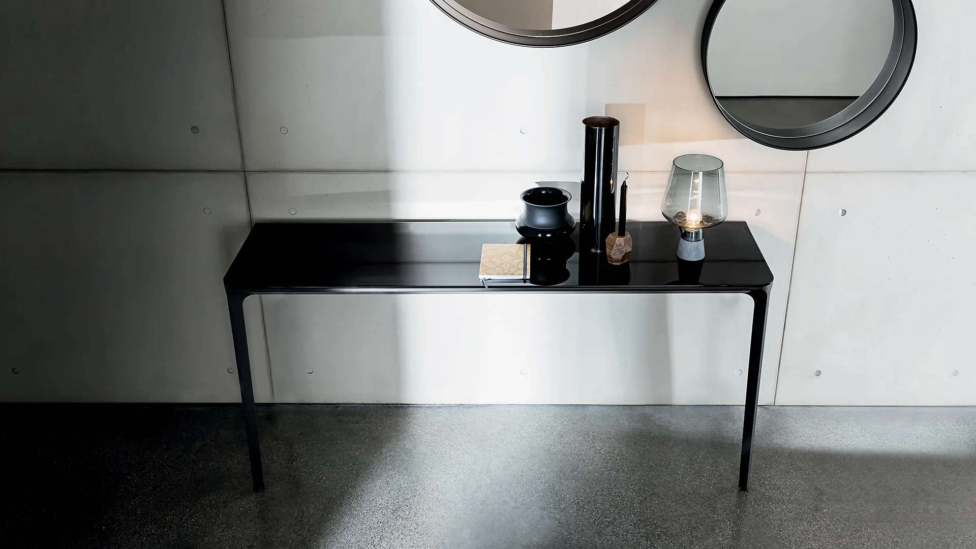 Tavolo consolle da ingresso con due gambe in alluminio colore nero e piano in vetro laccato nero