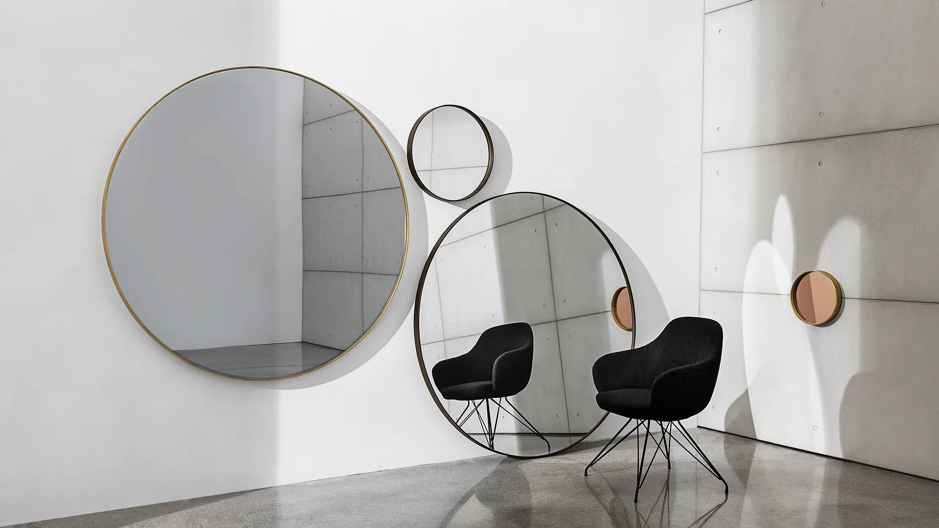 Specchi rotondi da parete in diverse dimensioni con telaio in metallo ottone brunito e caffè e specchio centrale in vetro extrachiaro