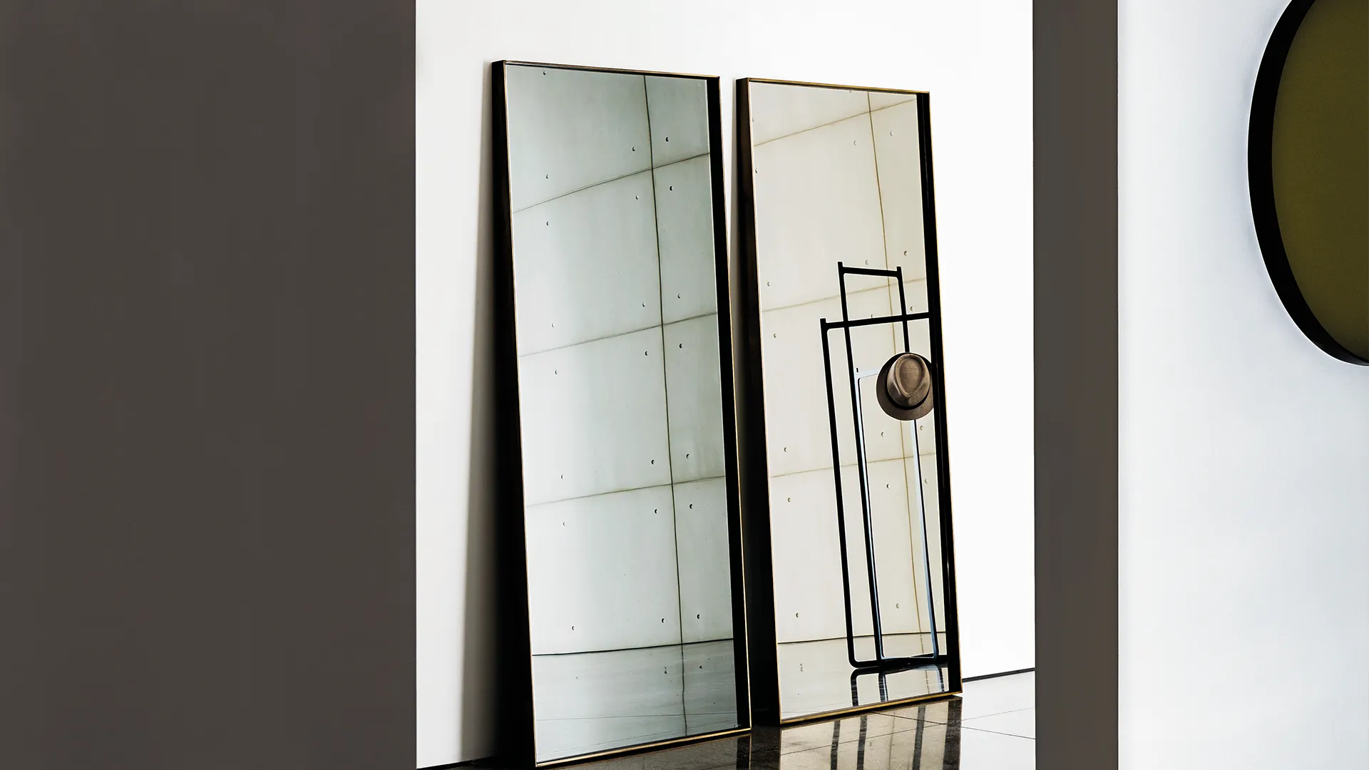 Specchio rettangolare con telaio in metallo ottone brunito e specchio centrale in vetro extrachiaro