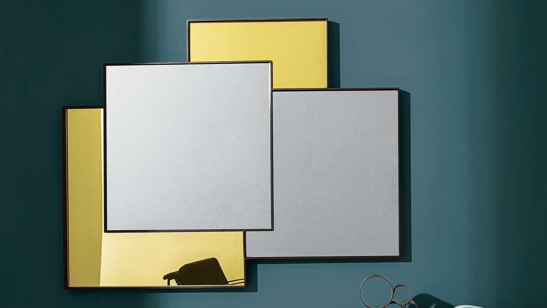 Specchi quadrati con specchio fumè e oro e cornice in metallo brunito