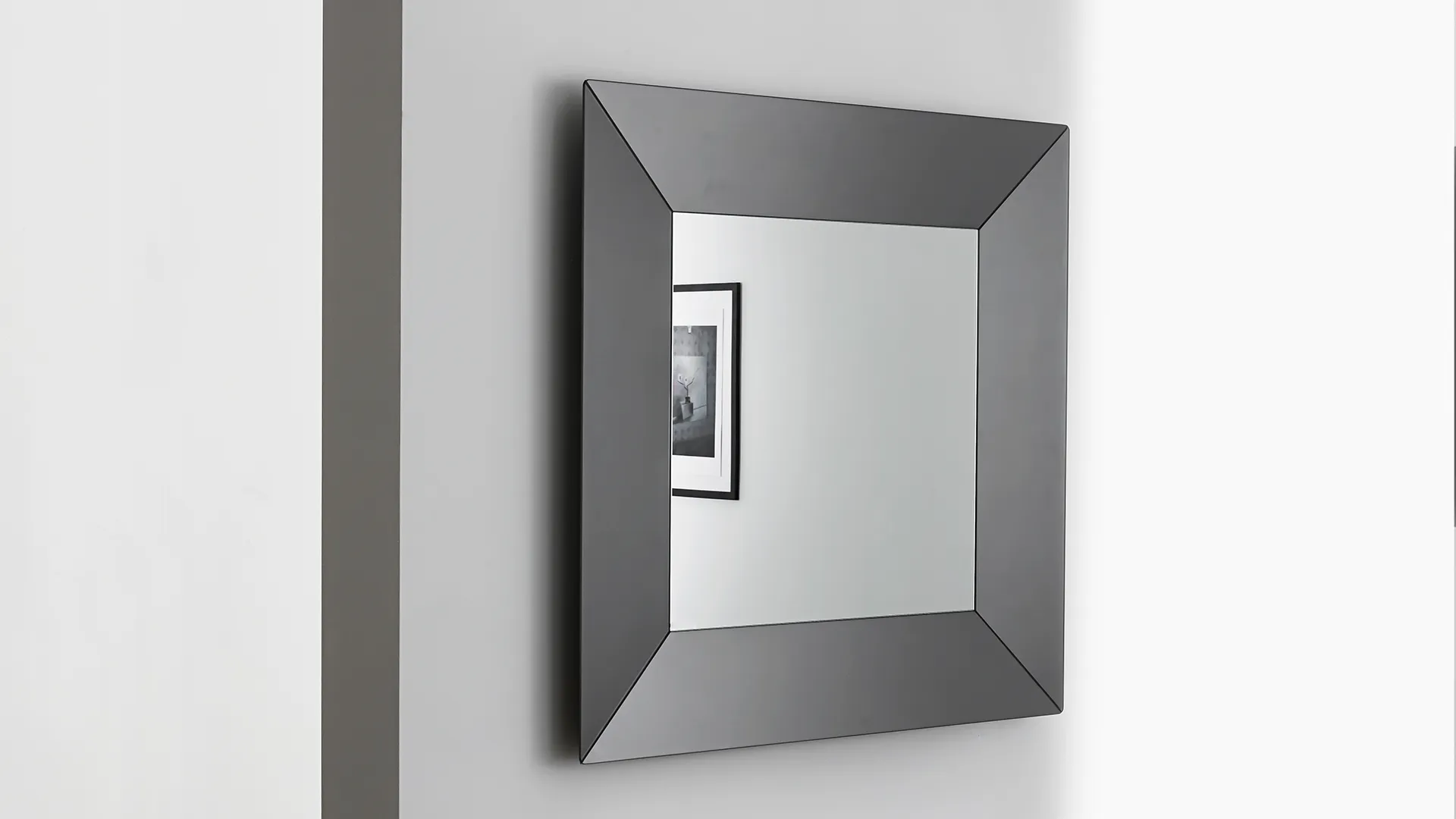 Specchio quadrato con specchio extrachiaro e cornice in ceramica colore grigio