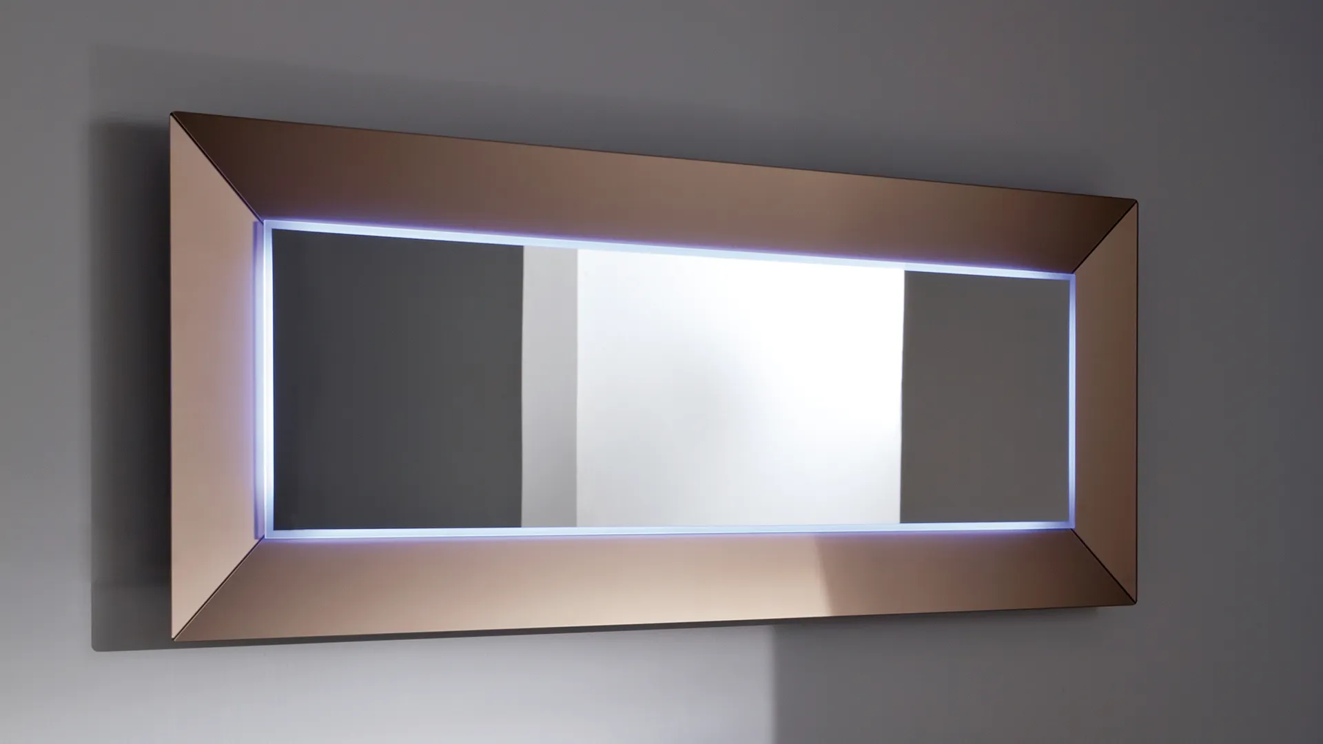 Specchio rettangolare orizzontale con specchio extrachiaro con luce che si diffonde dal suo perimetro e cornice in ceramica corten