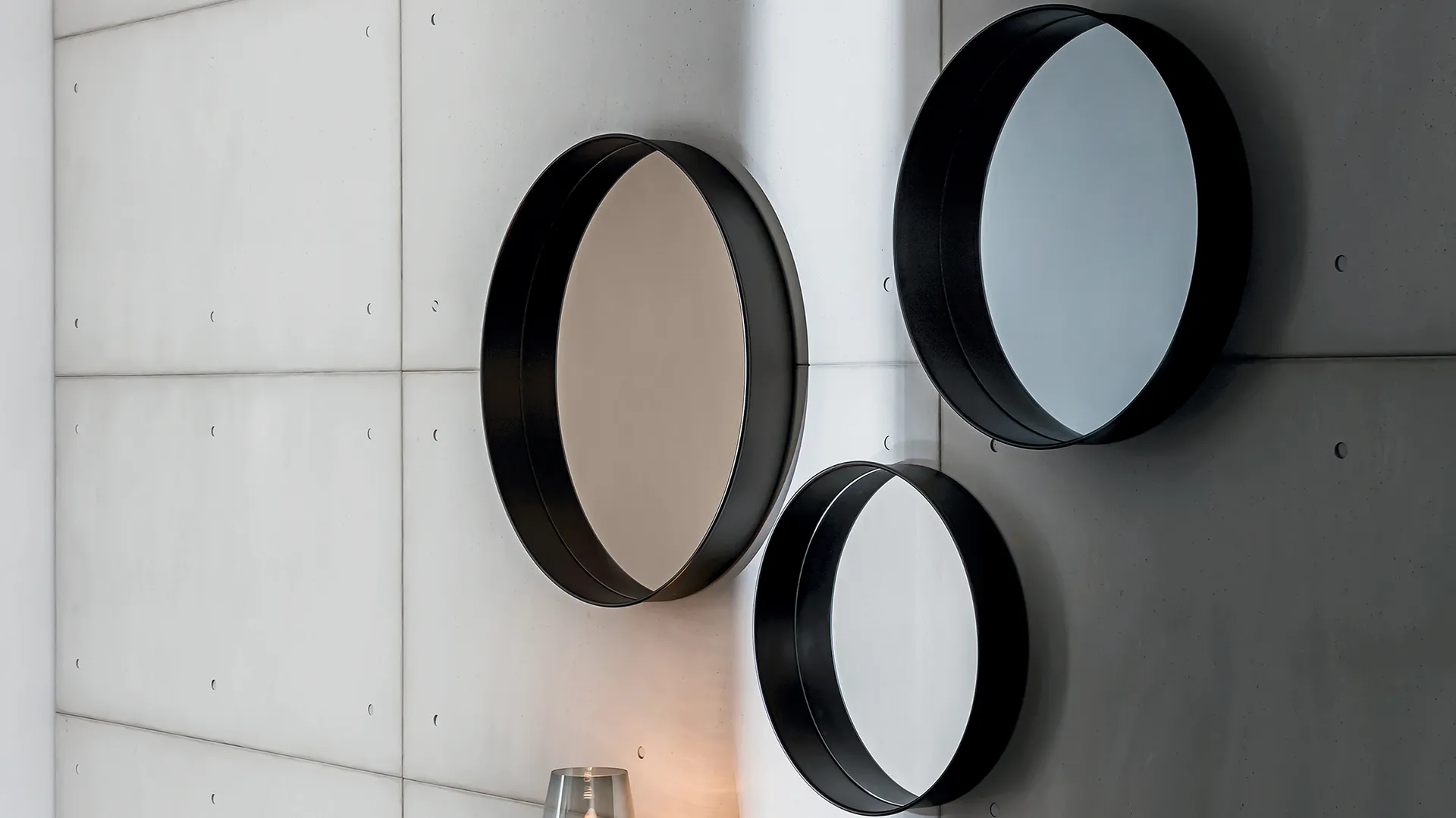 Composizione di specchi rotondi da parete con superfice specchio extrachiaro, fumè, bronzo e cornice in diverse profondità in metallo bianco, nero, ca