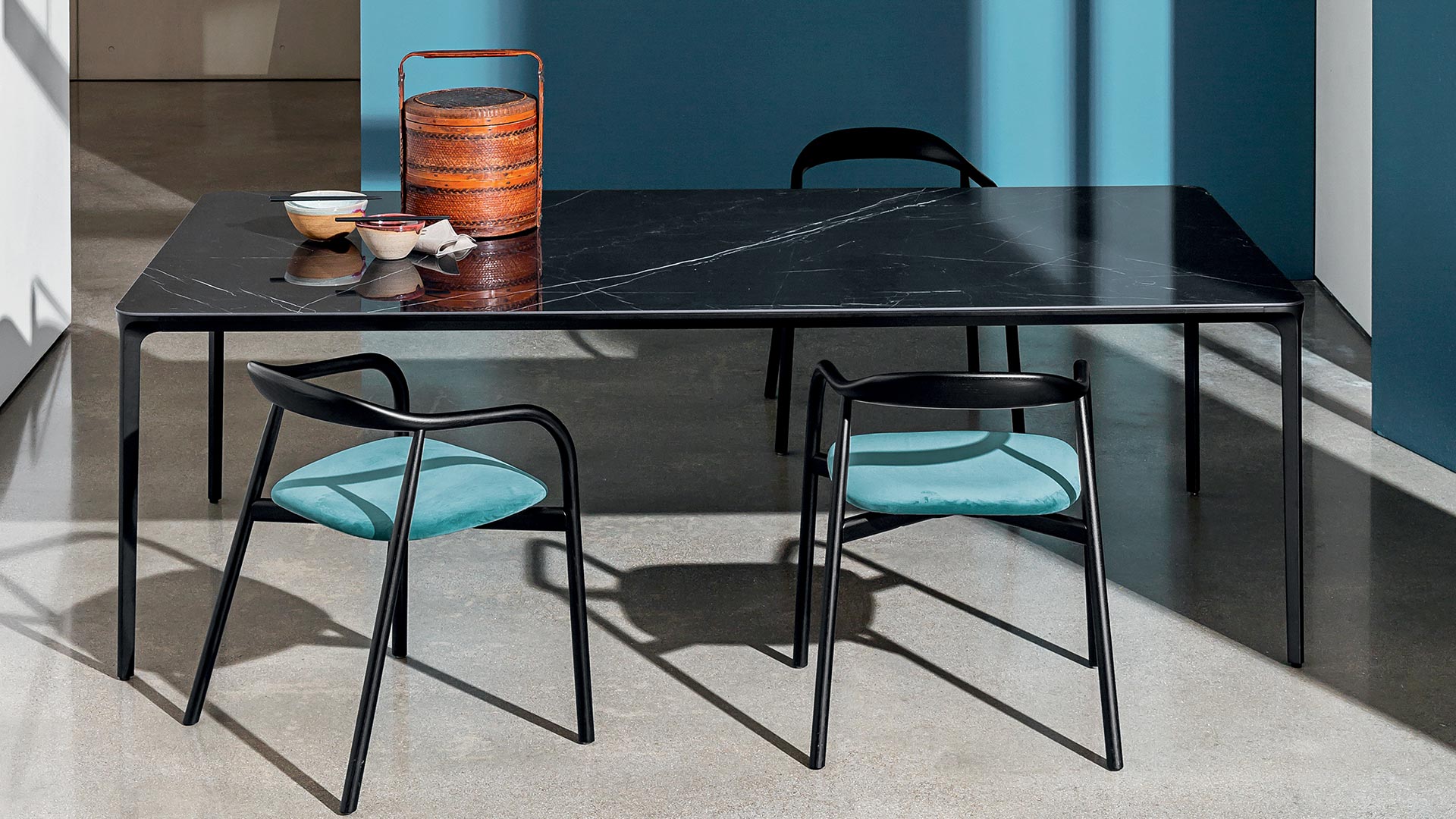 Tavolo rettangolare con gambe in alluminio color caffè e piano in ceramica eramosa