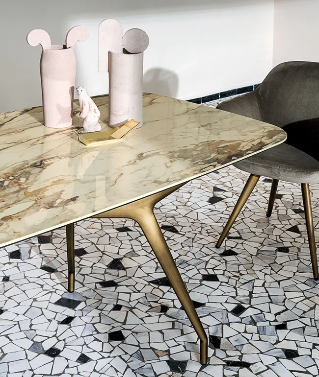 Detail of the Arkos dining table with Antique ceramic top